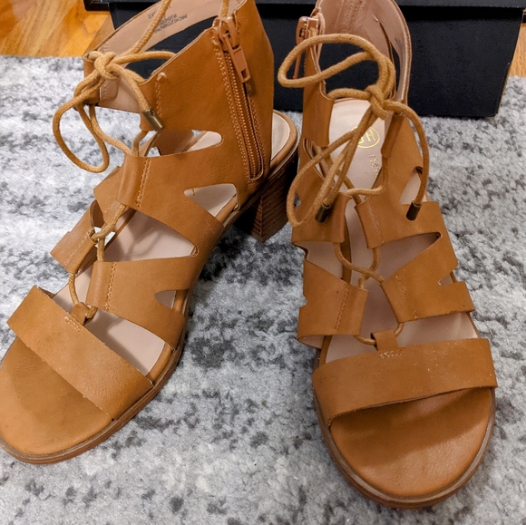 Denver Hayes Lace Up Heels in Camel | Size 7 - Picture 2 of 8